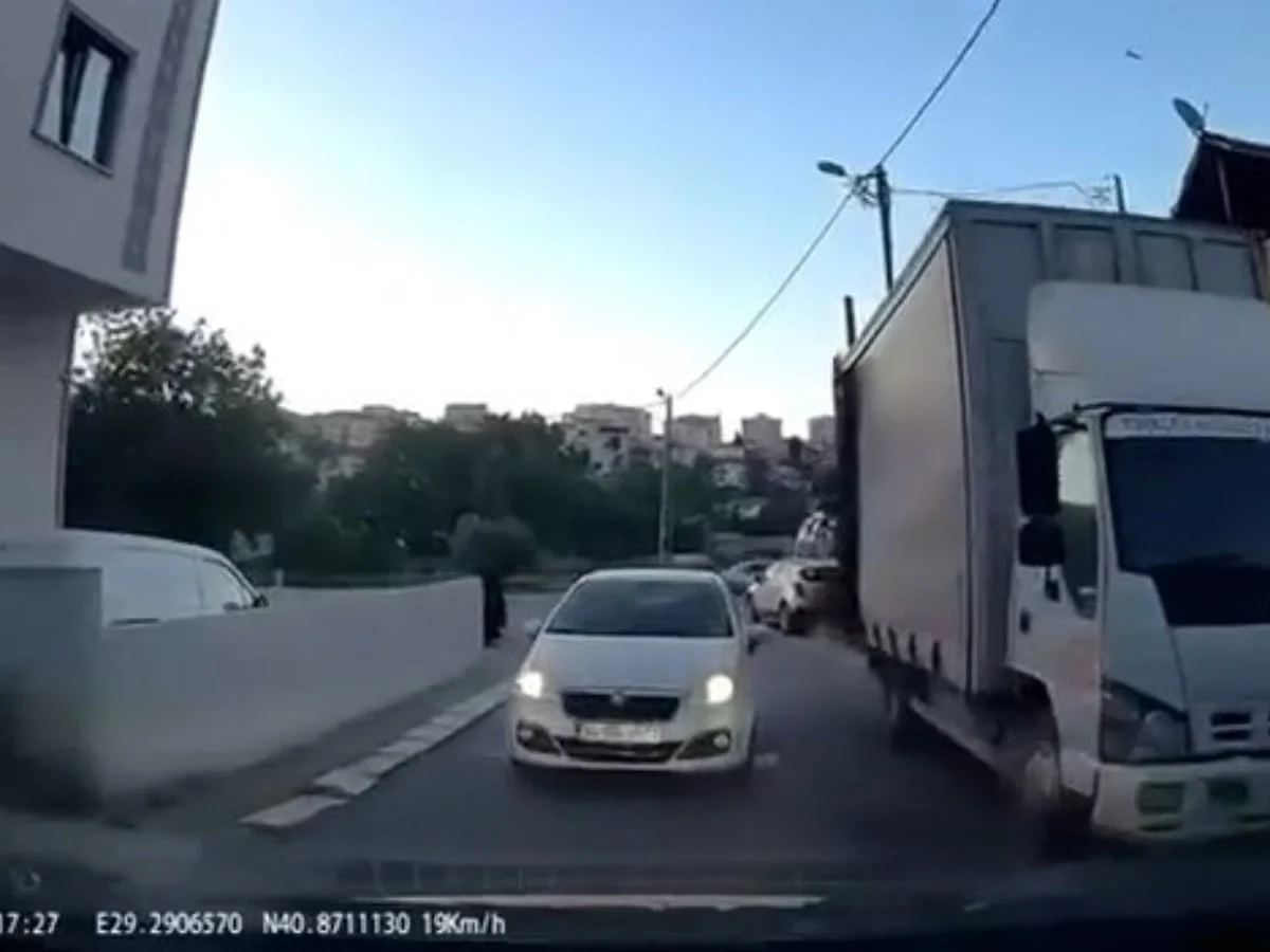 İstanbul'da "Aracım arıza yaptı" dedi yol vermedi: Sürücülerin tartışması kamerada