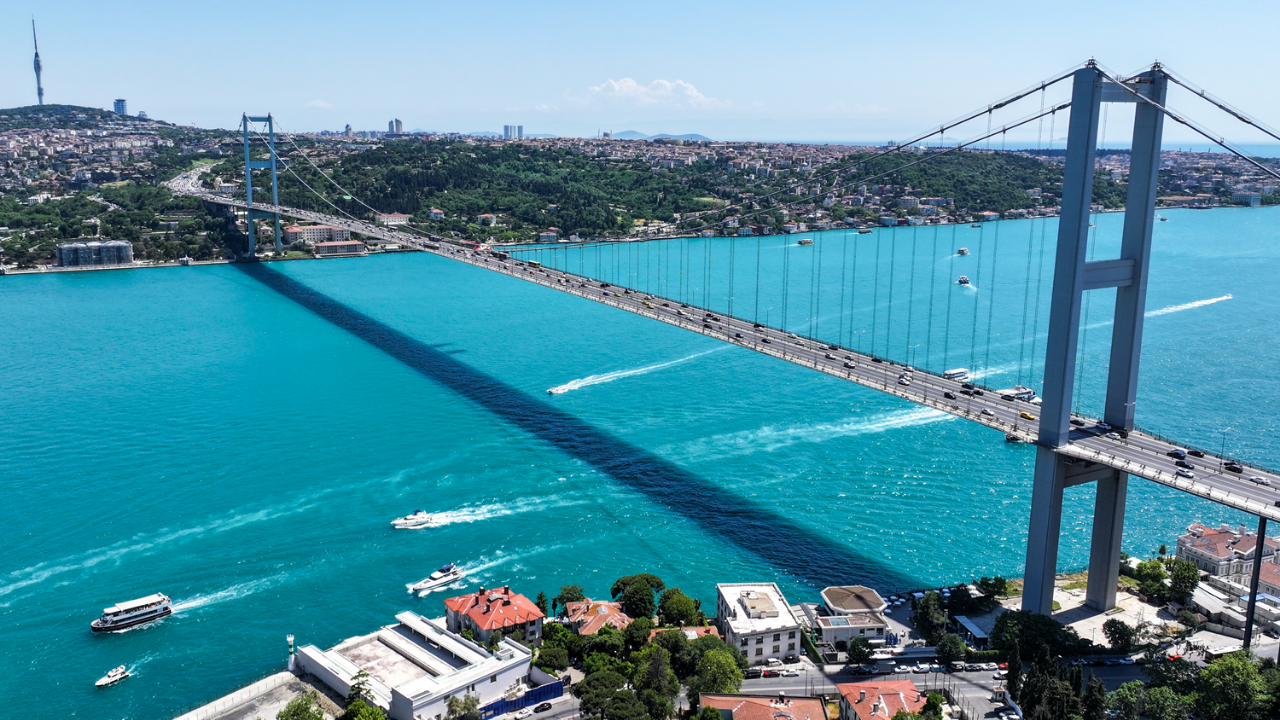 İstanbul Boğazı'nın turkuaz görünümü tabloya dönüştü