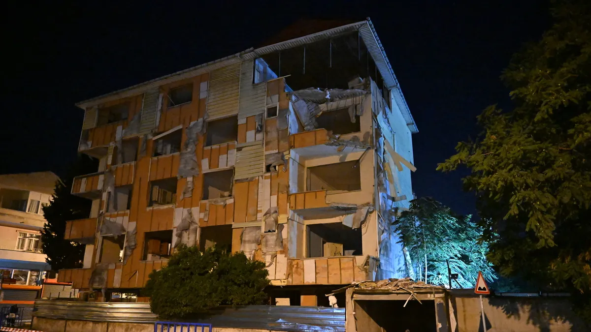 Kartal'da yıkım bekleyen binada korkutan çökme! Araçlar zarar gördü, mahalleli diken üstünde