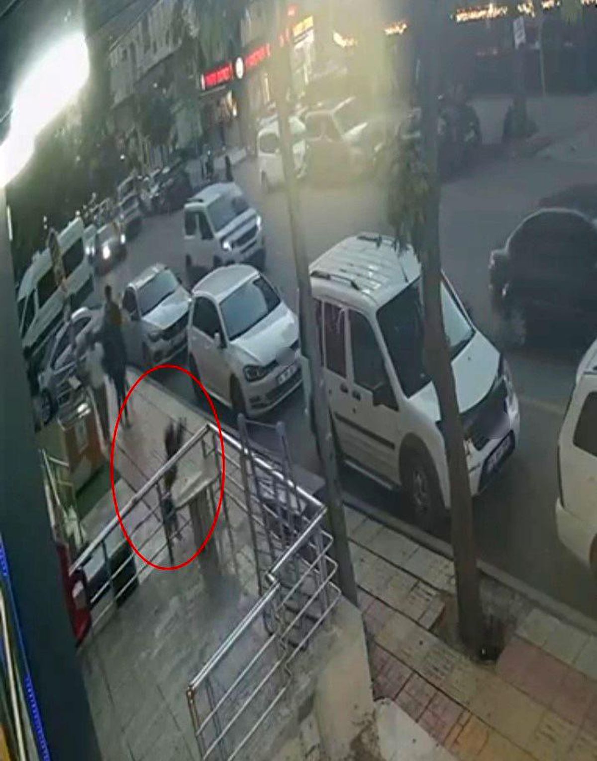 Siirt'te 2 yaşındaki çocuk birinci kattan düşerek yaralandı