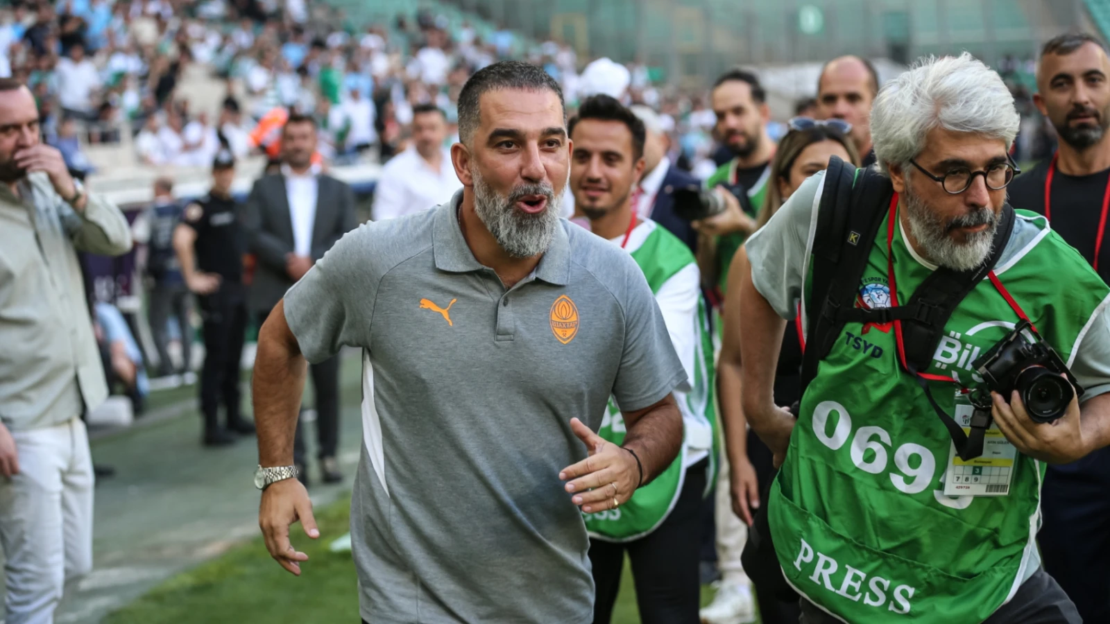 Bursaspor taraftarından Arda Turan'a özel karşılama