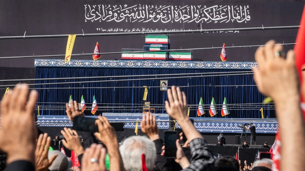 Hamaney 'Musalla'da! Mücteba yine yok... Tahran'da kırmızı bayraklı intikam yemini