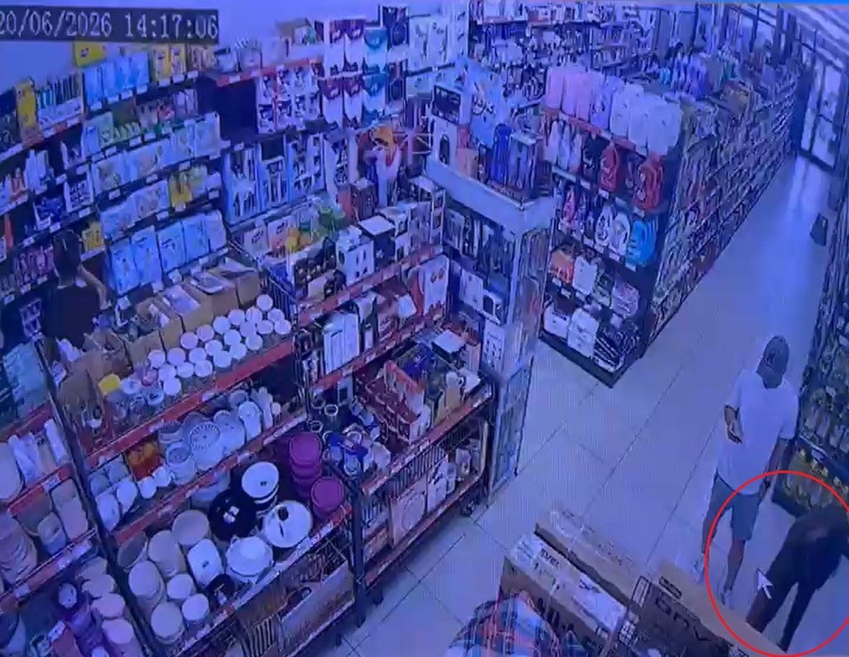 Zincir marketten televizyon çalan şüphelinin yakalandığı anlar kamerada