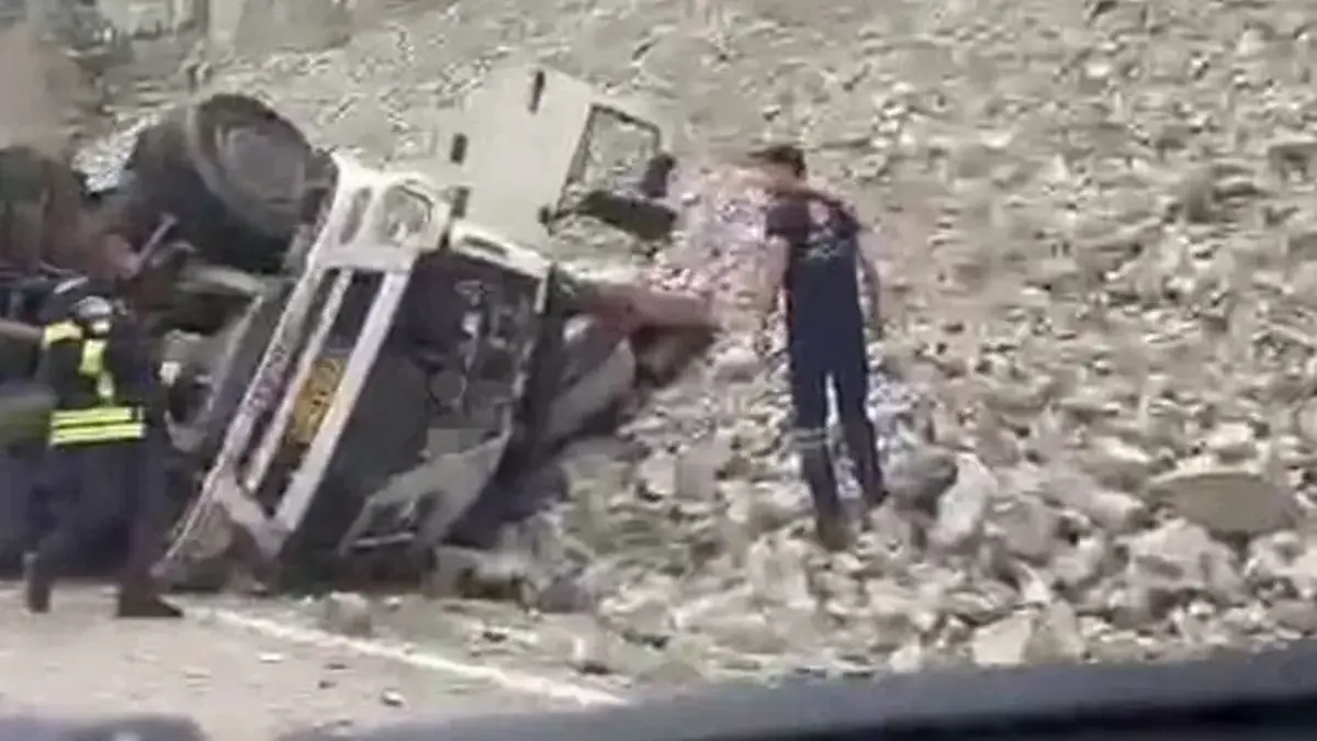 Freni patlayan tırdan atlayan sürücü hayatını kaybetti