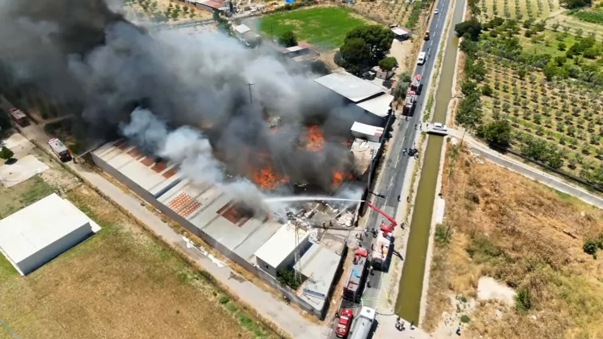 İzmir'de geri dönüşüm fabrikasında korkutan yangın