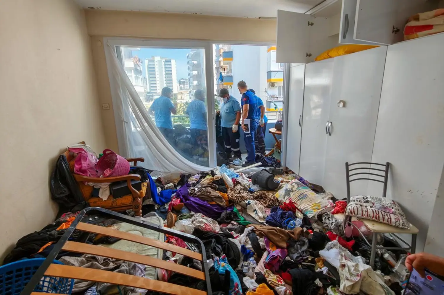 Mersin'de çöp ev vakası! 5 kamyon atık çıktı