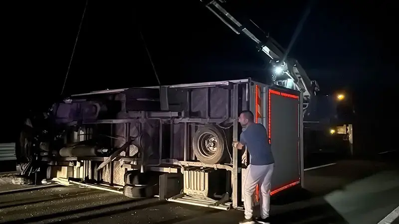Bariyerlere çarparak devrilen kamyonetin sürücüsü yaralandı