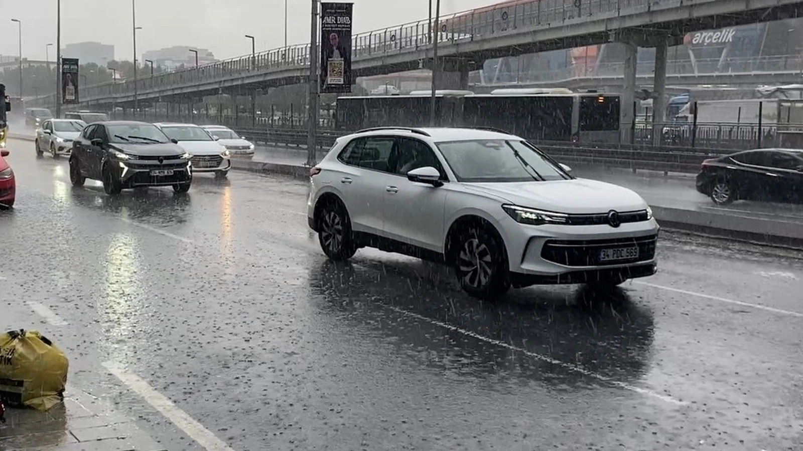 İstanbul'da sağanak yağış! Vatandaşlar duraklara sığındı
