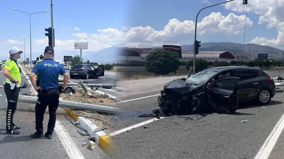 Erzincan'da can pazarı! Otomobil direklere çarparak durabildi