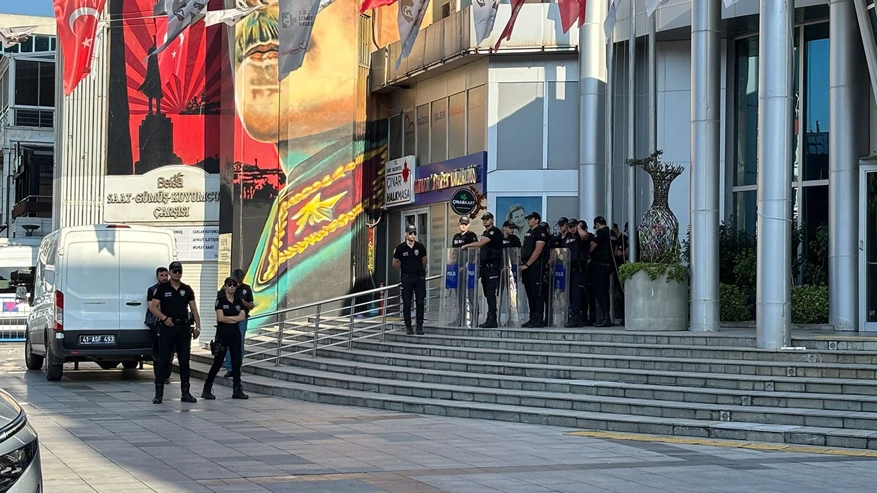 İzmit Belediyesi'ne operasyon: Belediye Başkanı Fatma Kaplan Hürriyet gözaltına alındı