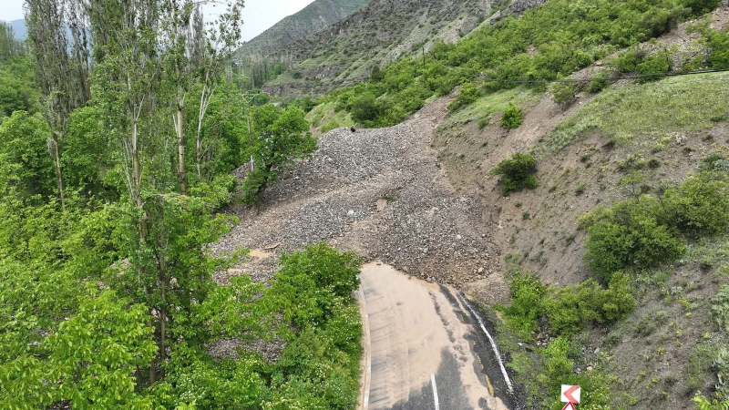 Erzurum'da heyelan: Yollar ulaşıma kapandı