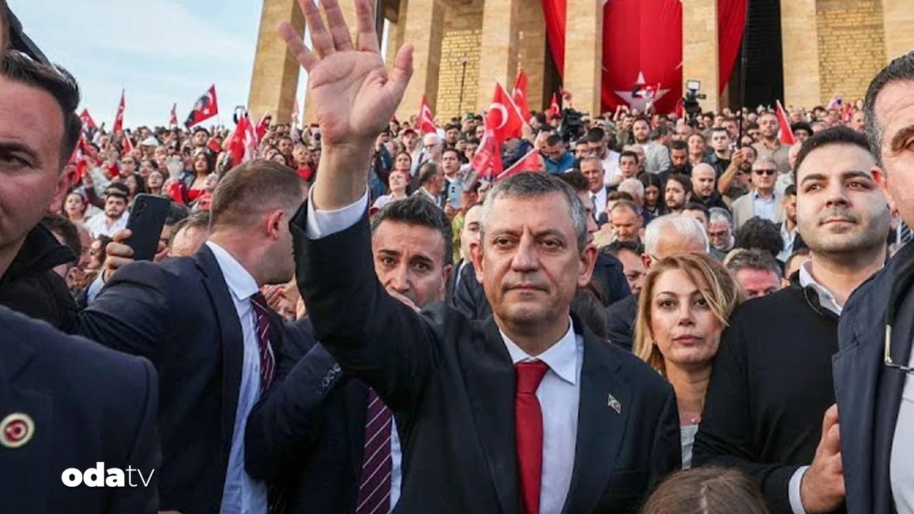 Özgür Özel ve Yeni Partililerden Anıtkabir ziyareti