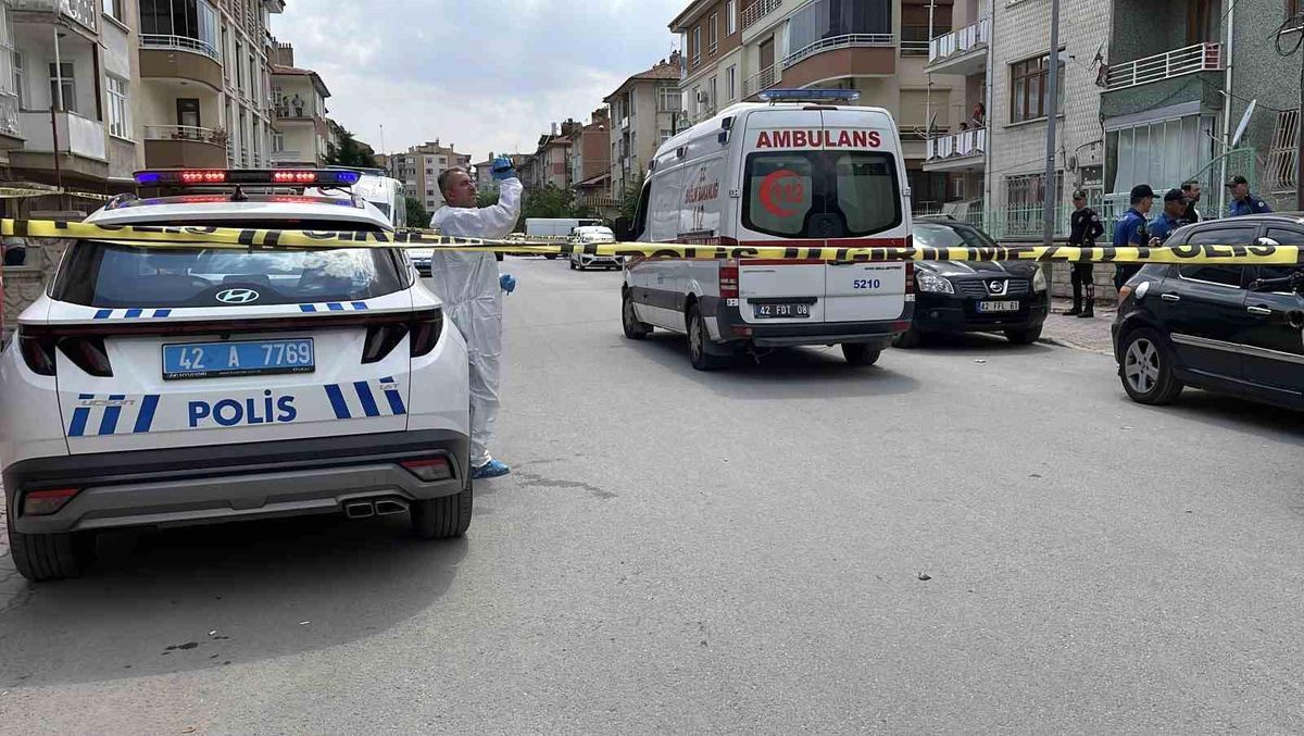 Üvey annesi ile kız kardeşinin boğazını keserek öldürdü