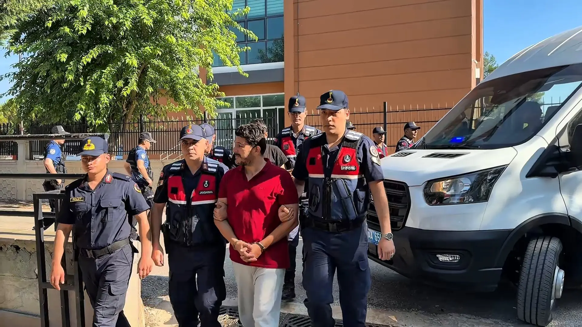 Sahte site üzerinden milyarlık vurgun! Eşzamanlı operasyonla yakalandılar