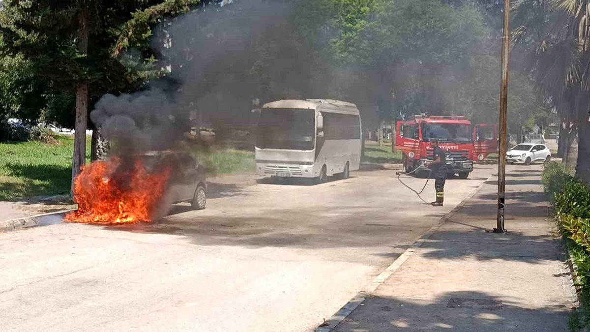 Park halinde yanan otomobil kullanılmaz hale geldi