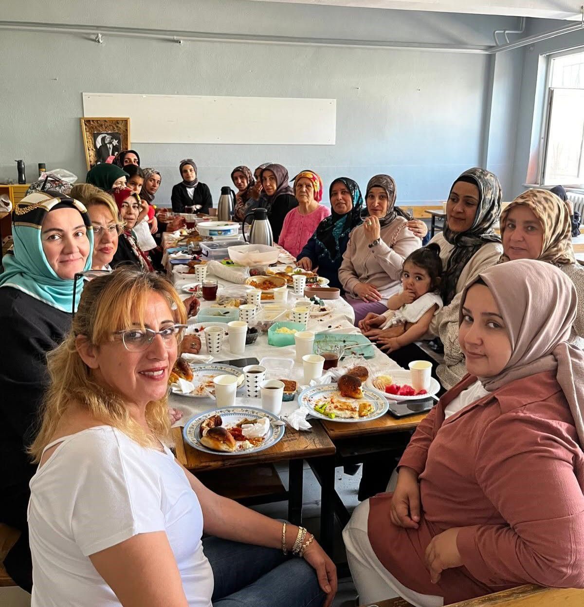 Burhaniye'de 15 Kadın Okuma Yazma Öğrendi: Mutluluk Kahvaltısında Buluştular