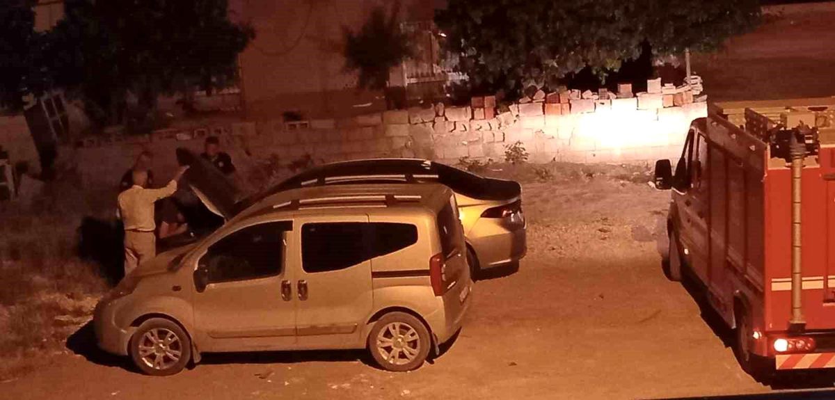 Araç motoruna giren kedi kurtarıldı