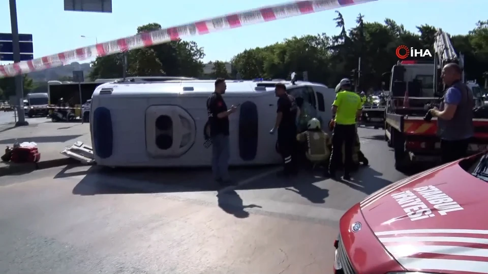 İstanbul'da İhbara Giden Ambulans Motosikletle Çarpıştı