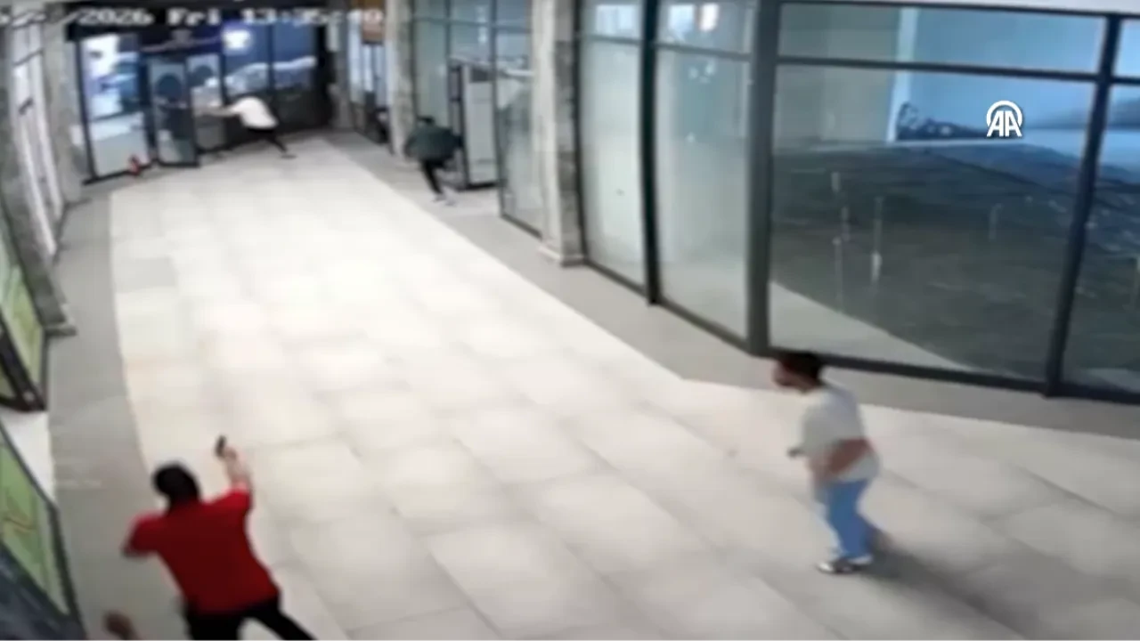 Oto galerideki saldırı anı kamerada! Görevli ayağından vuruldu