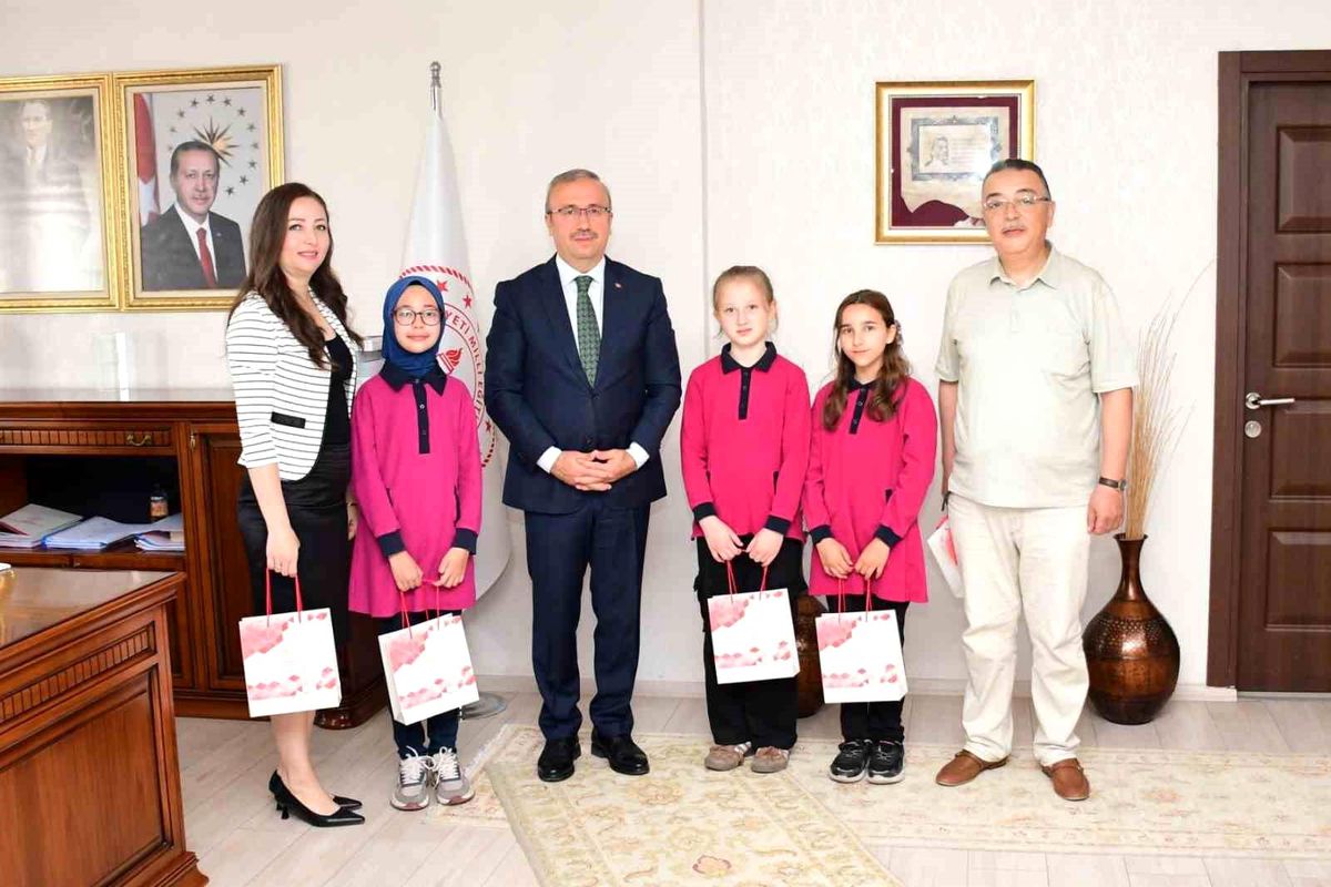 Ortaokul öğrencilerinden Gazze'deki yaşıtları için anlamlı kitap