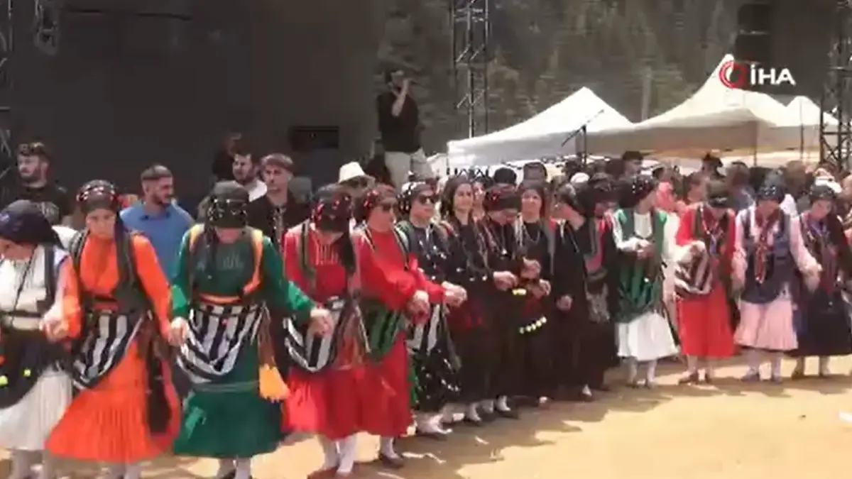 1500 rakımlı yaylada 88 yıllık gelenek! Binlerce kişi kol kola horon oynadı