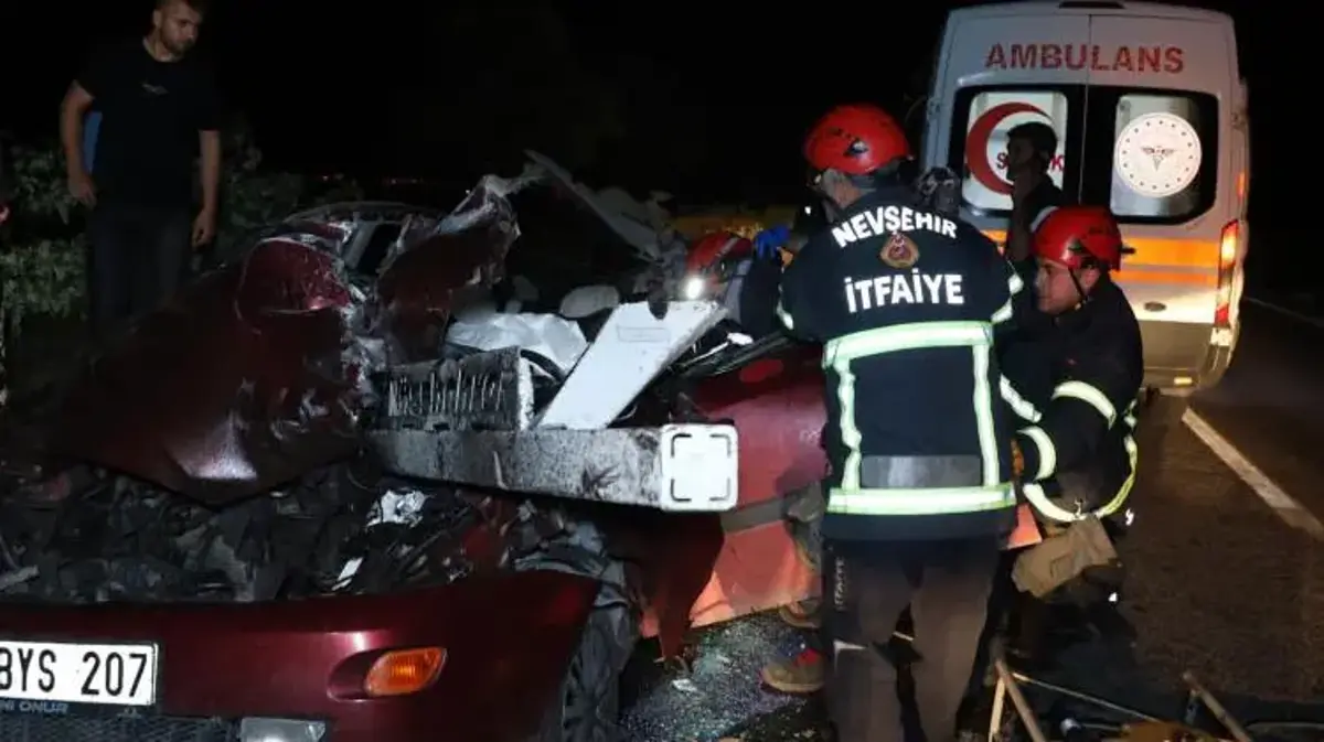Nevşehir'de meydana gelen kazada tırın tamponu otomobile ok gibi saplandı