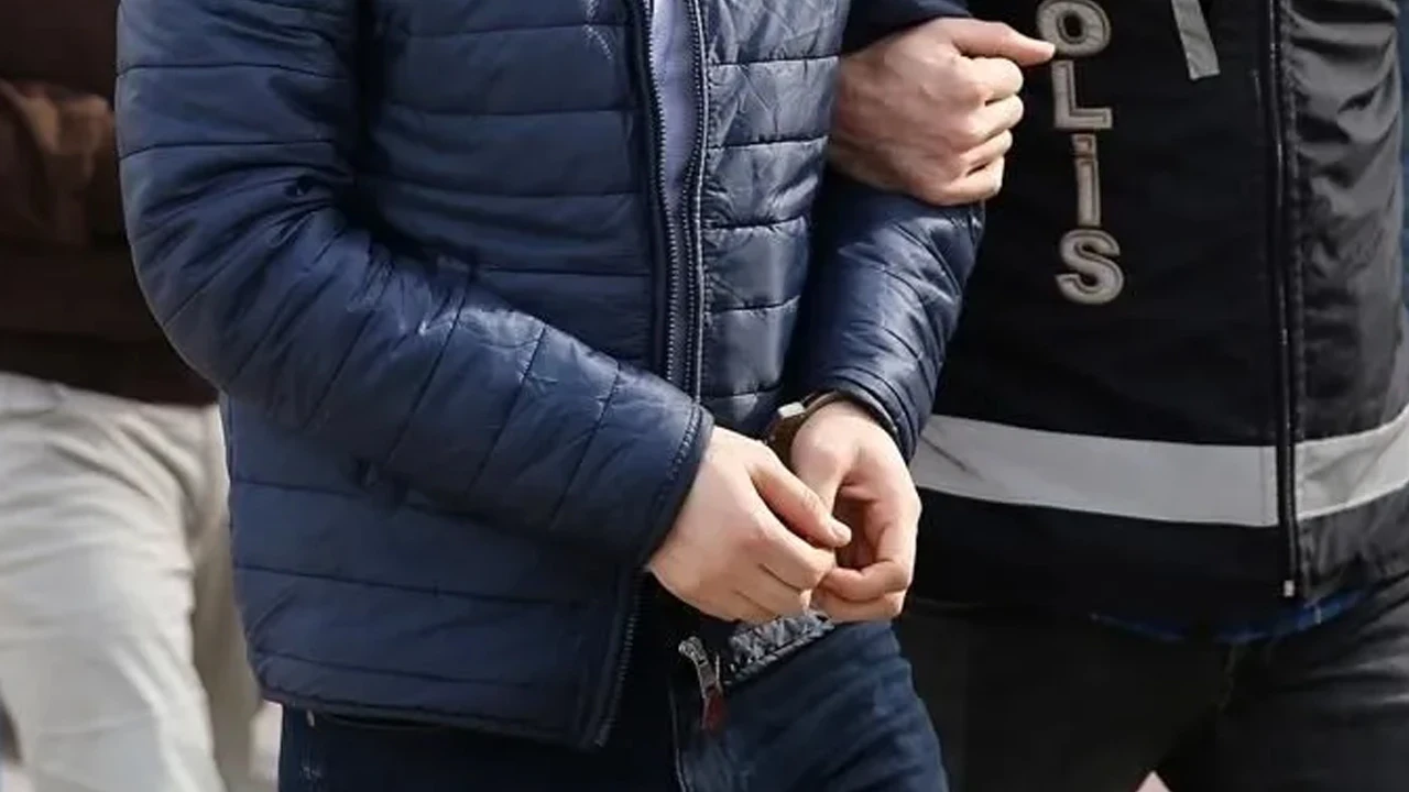 İzmir’de 25 yıl 6 ay hapis cezasıyla aranan zehir taciri tutuklandı
