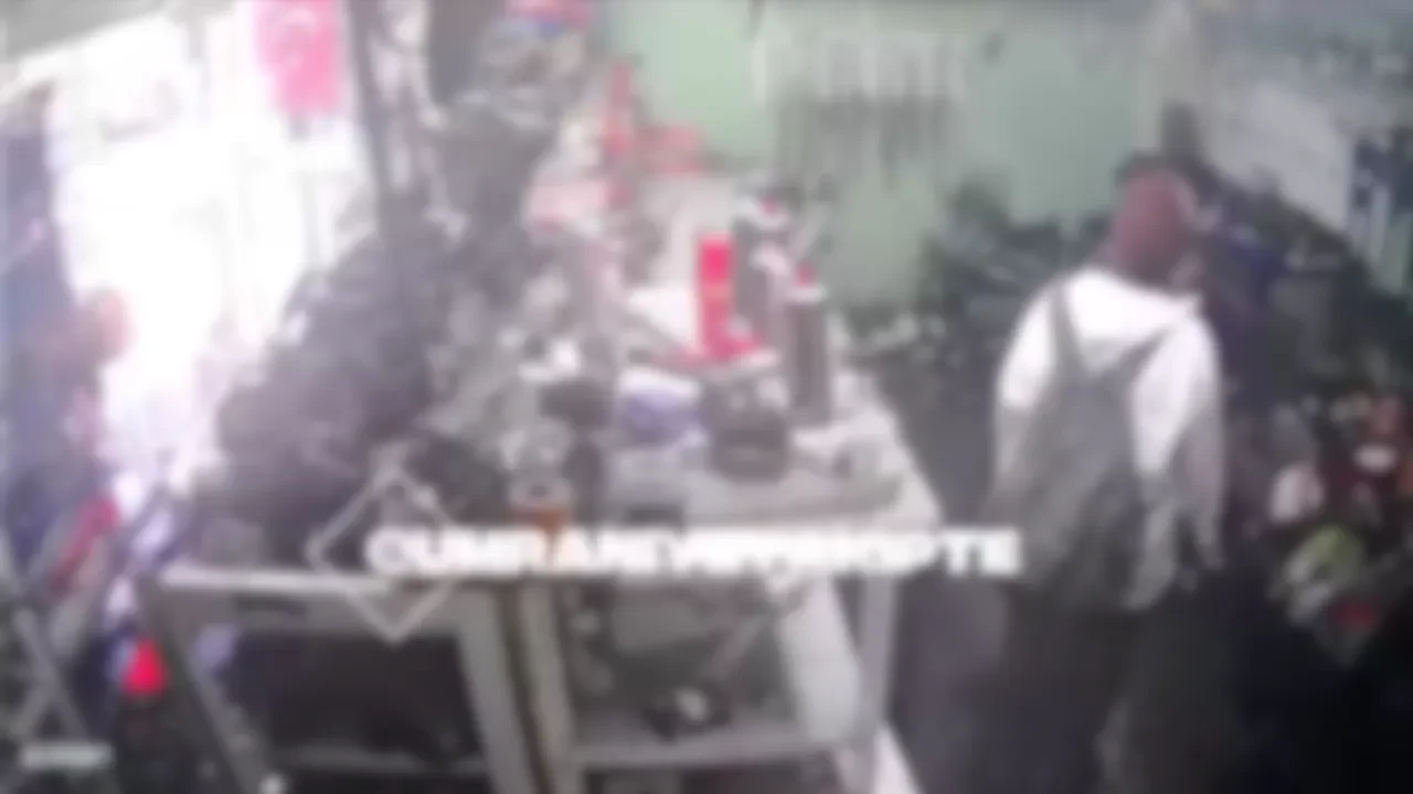 Kadın atölyeye gelip genç adamı zorla öpmeye çalıştı! Taciz görüntüleri şoke etti