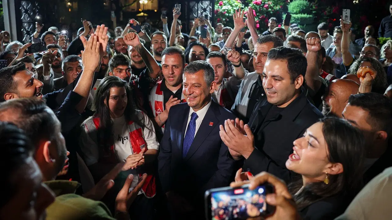 Özgür Özel'e canlı yayın çıkışı büyük sürpriz: Gençler tarafından uğurlandı