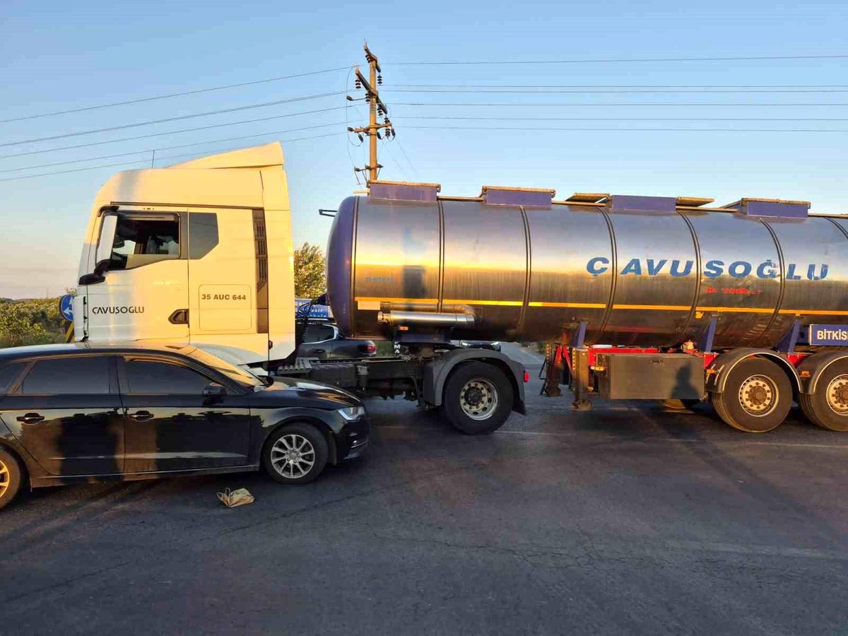 Ayvalık'ta kavşakta tır ile otomobil çarpıştı; 6 kişi hafif yaralandı