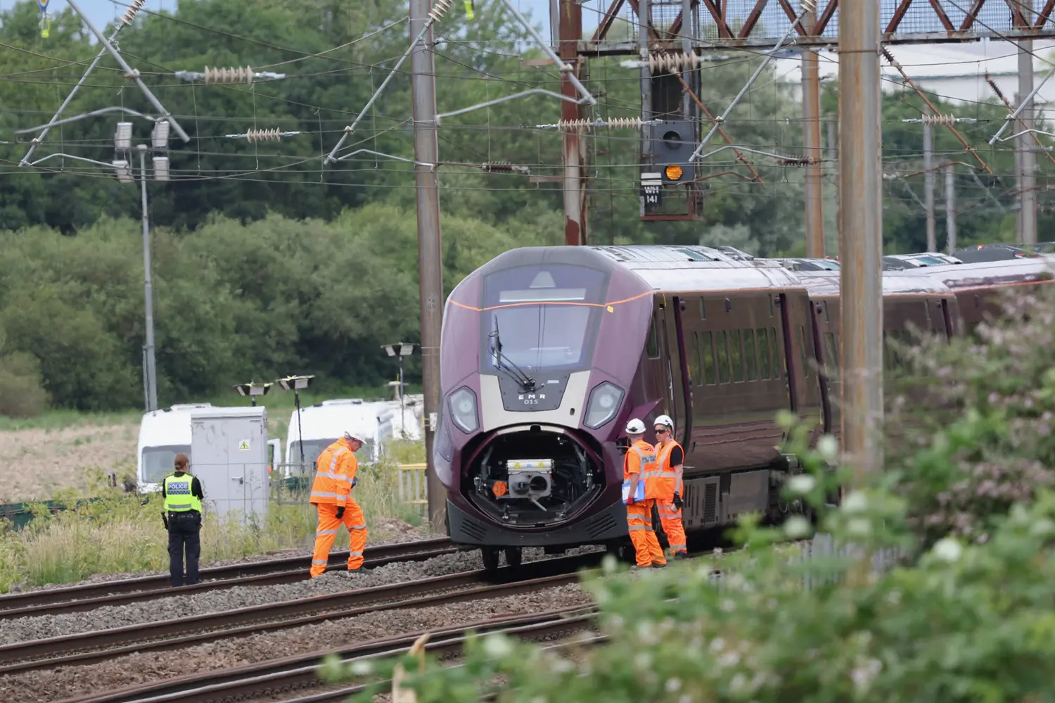 İngiltere'de facia gibi kaza! İki tren kafa kafaya çarpıştı: Çok sayıda yaralı var