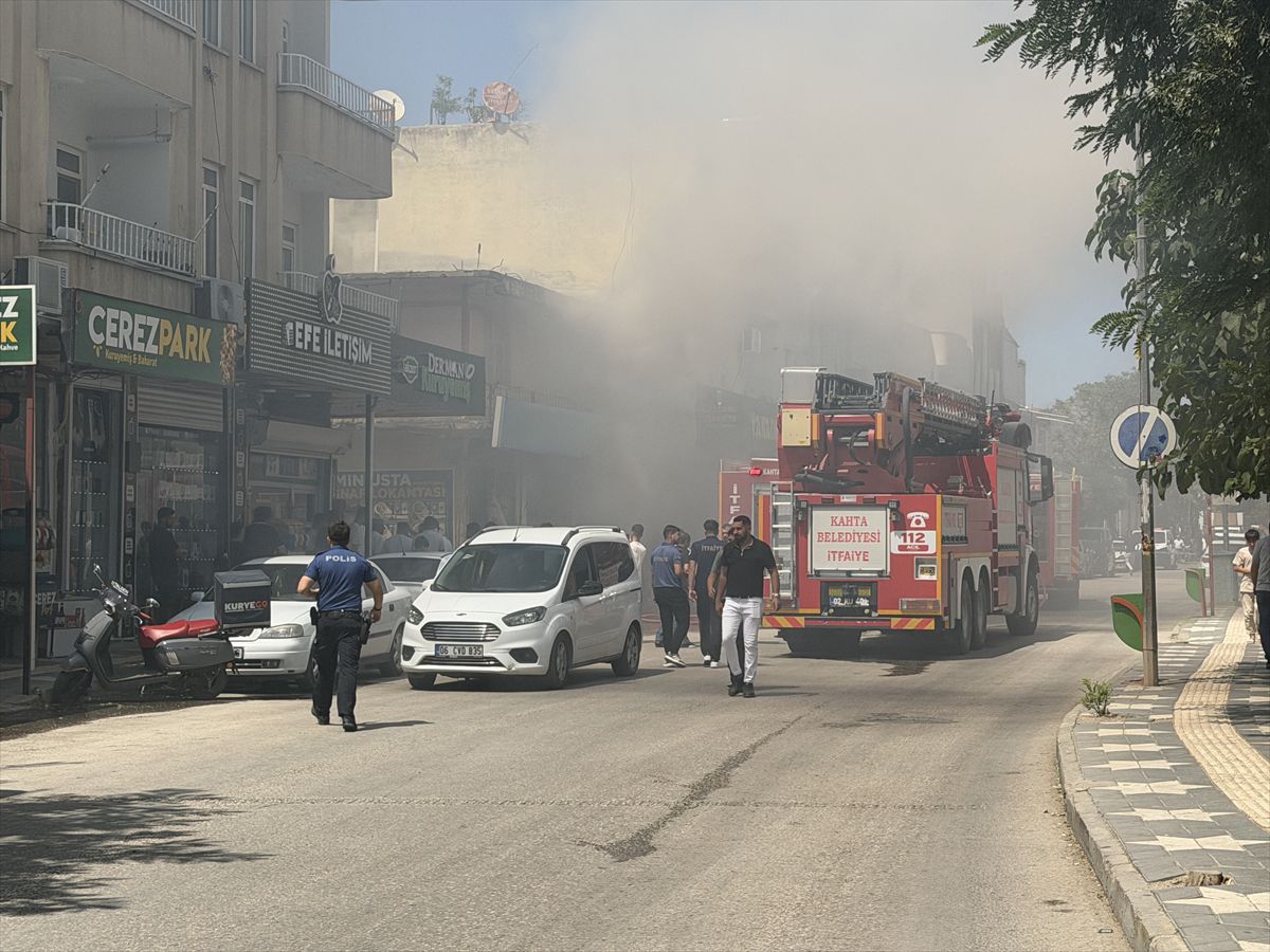 Adıyaman'da iş yeri yangını: 2 itfaiyeci dumandan etkilendi, 1 yaralı