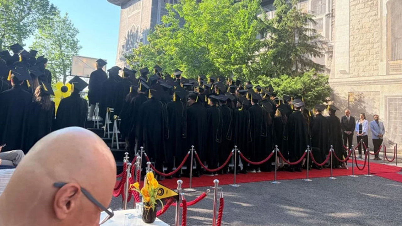 Mezuniyette öğrenciler müdüre sırtlarını döndü