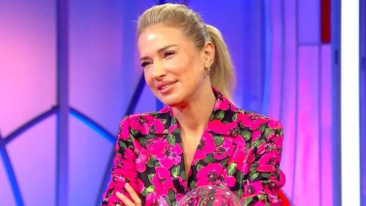 Burcu Esmersoy bikinili pozlarını peş peşe paylaştı