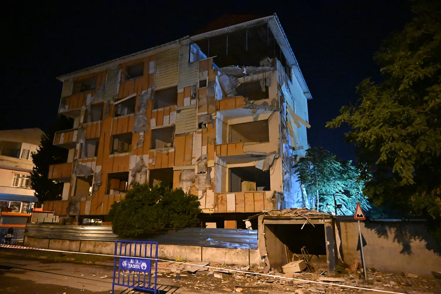 İstanbul'da korkutan görüntü! Yıkım bekleyen binada peş peşe çökme