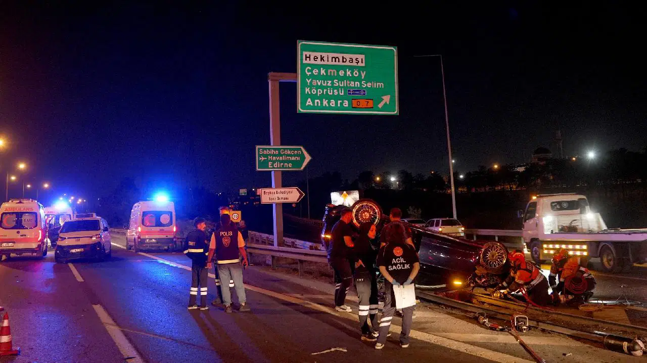 İstanbul TEM Otoyolu’nda feci kaza... Önce minibüse sonra bariyerlere çarptı: Ölü ve yaralılar var