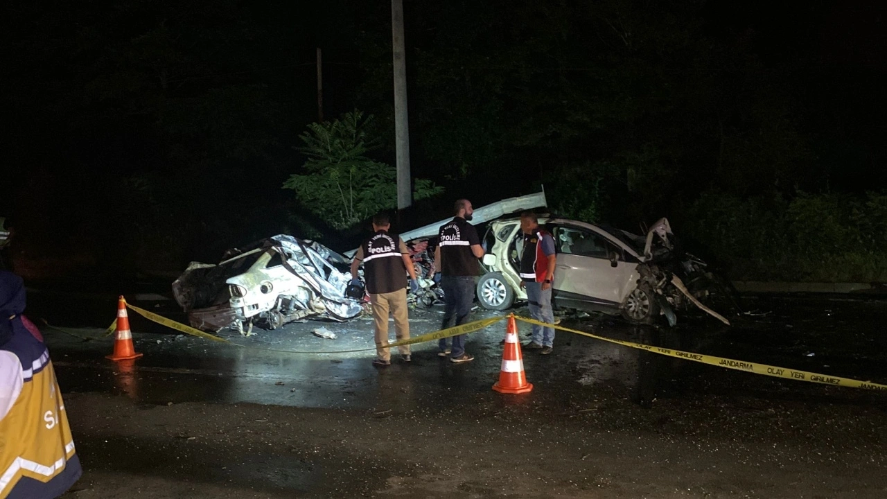 Rize'de facia kaza! Araçlar alev aldı 3 ölü 4 yaralı