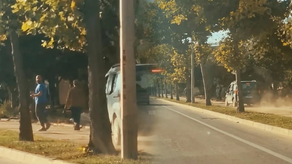 Arabayla kaldırımdan ilerledi… Yayalardan yol istedi!