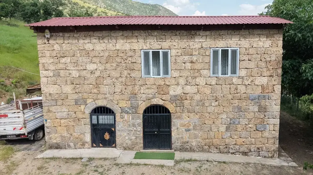 Şırnak'ta 30 yıl önce kendi emeğiyle yaptığı ev turistlerin ilgi odağı oldu