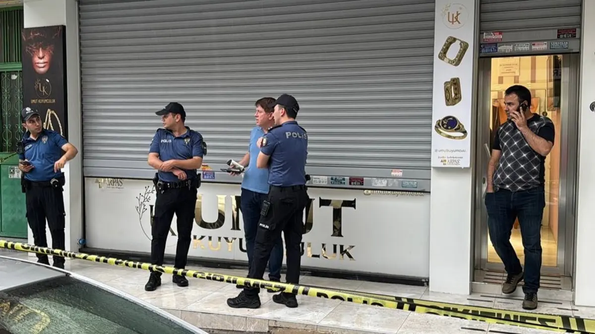 İstanbul'da güpegündüz kuyumcu soygunu! Altınları alıp kayıplara karıştılar