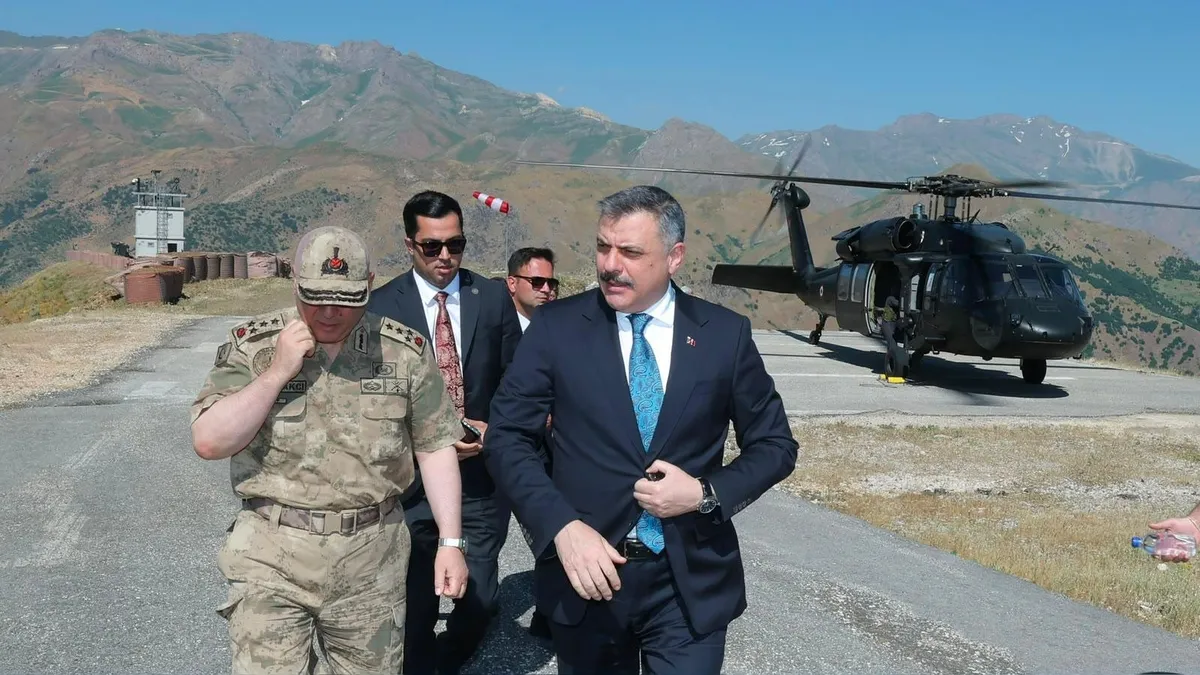 Bakan Çiftçi Şemdinli’deki Zirvin üs bölgesini ziyaret etti