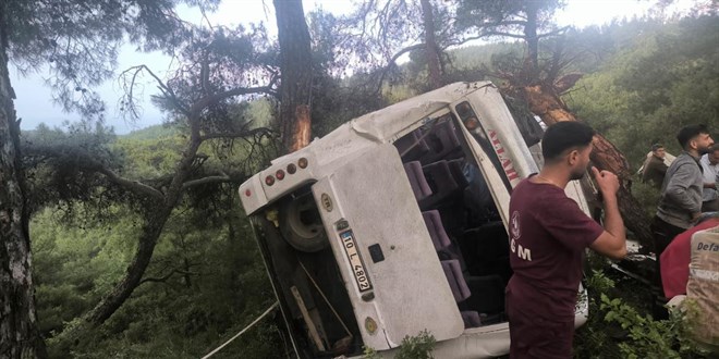 İzmir'de tarım işçilerini taşıyan minibüs devrildi: 1 ölü, 11 yaralı