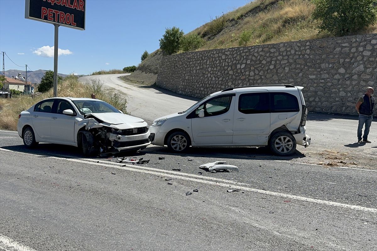 Elazığ'da otomobil ile hafif ticari aracın çarpıştığı kazada 2 kişi yaralandı
