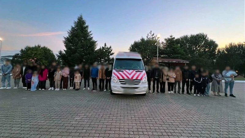 Çanakkale'de 33 kaçak göçmen ile 2 organizatör yakalandı