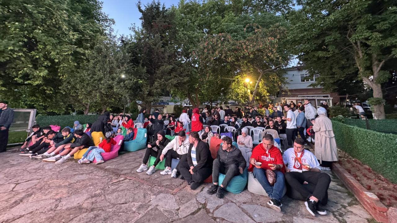Üsküdar'da vatandaşlar A Milliler için sabah namazında bir araya geldi