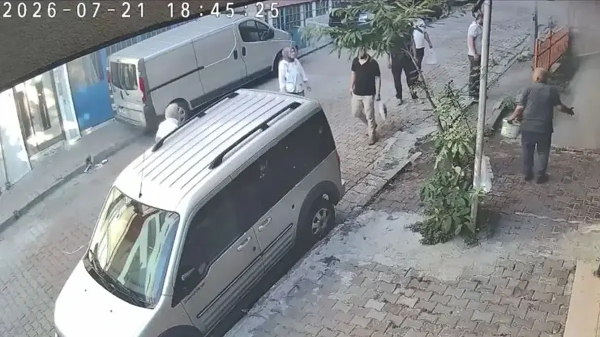 Çocukların yaktığı lastik apartmanı duman altında bıraktı! KOAH hastası kadın hastanelik oldu