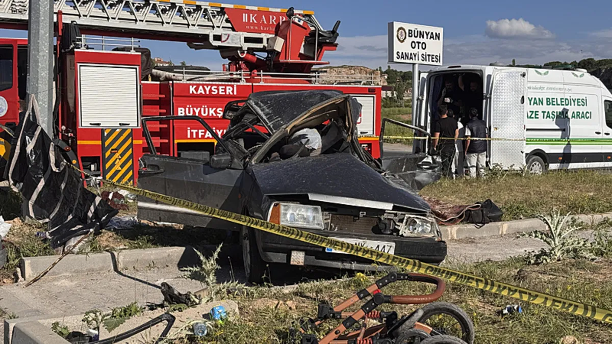 Kayseri'de iki otomobilin çarpıştığı kazada ortalık savaş alanına döndü: 3 ölü, 5 yaralı