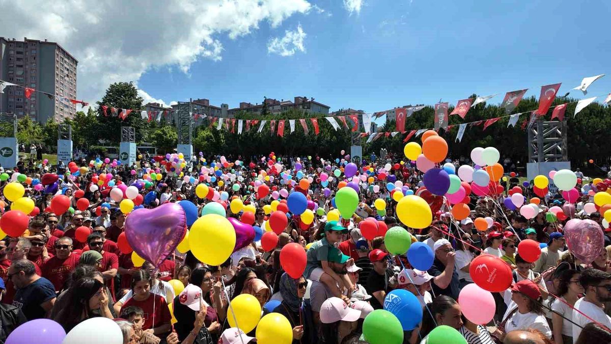 Beylikdüzü'nde kanseri yenen 9 yaşındaki Almira için binlerce balon gökyüzüne bırakıldı