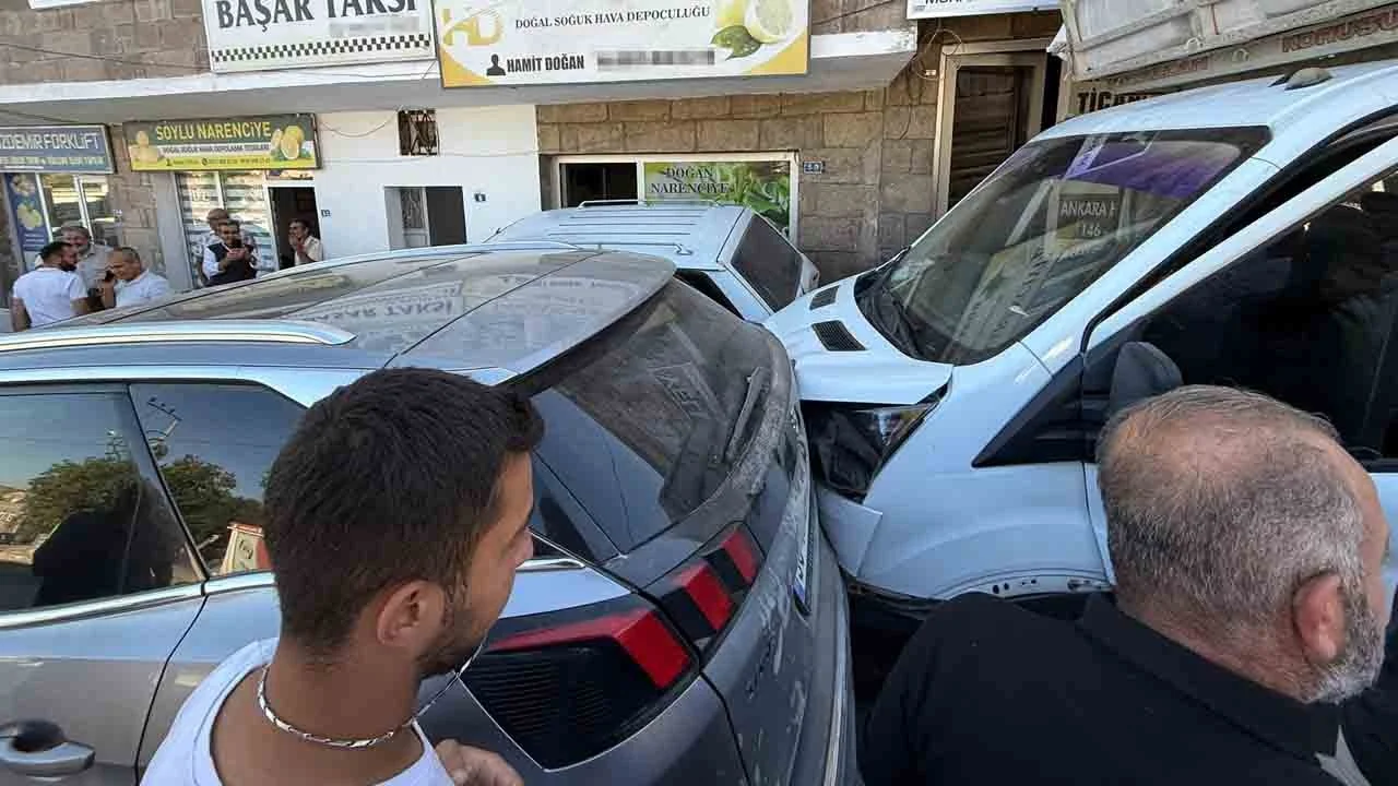 Freni boşalan kamyonet dehşet saçtı: Park halindeki 4 araca çarparak durdu