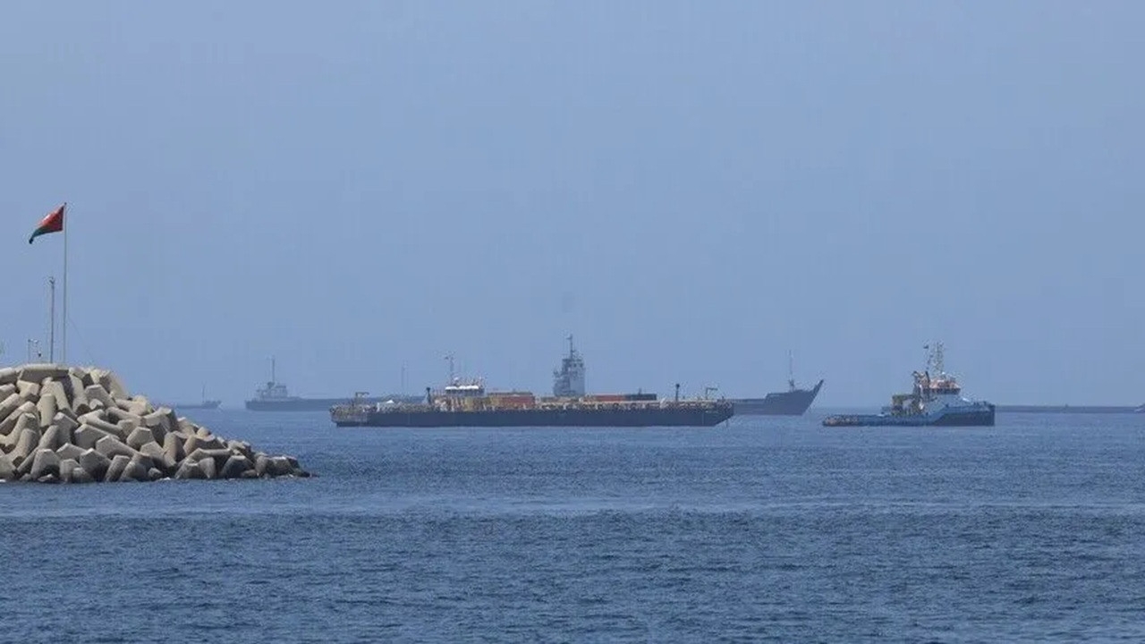 Husiler, Suudi Arabistan'a ait petrol tankerini hedef aldı: Geri çekilmeye zorladık